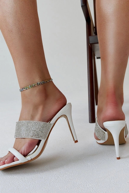 Balti augstpapēžu mūļi, kas dekorēti...