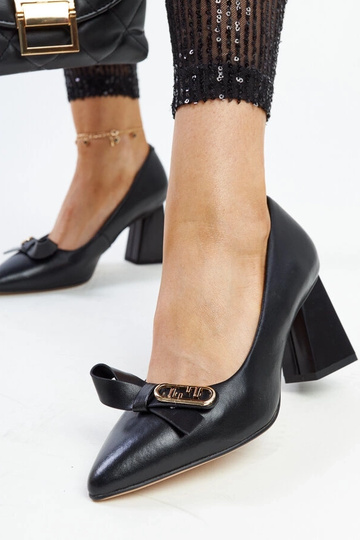 Melni ādas zābaki uz papēža...