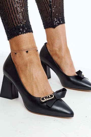 Melni ādas zābaki uz papēža... 2