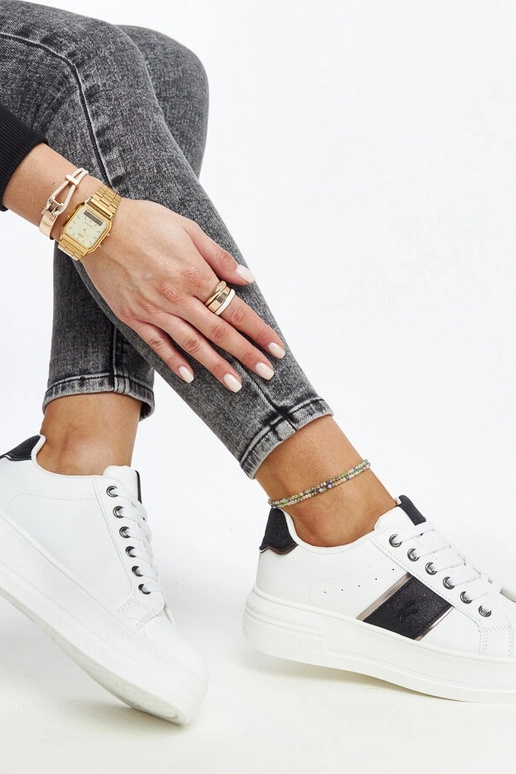 Balti-melni sneakersi ar biezāku zoli...