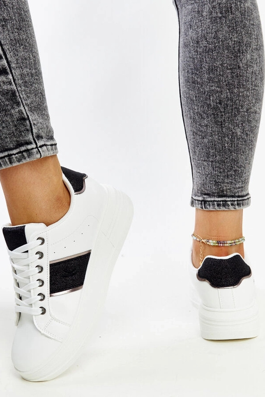 Balti-melni sneakersi ar biezāku zoli...