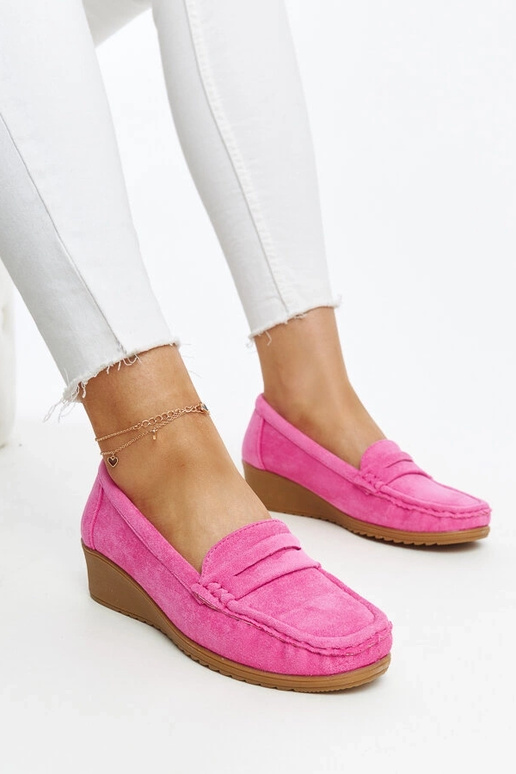 Sakena tumši rozā zamšādas ķīļveida... Sakena tumši rozā zamšādas ķīļveida...