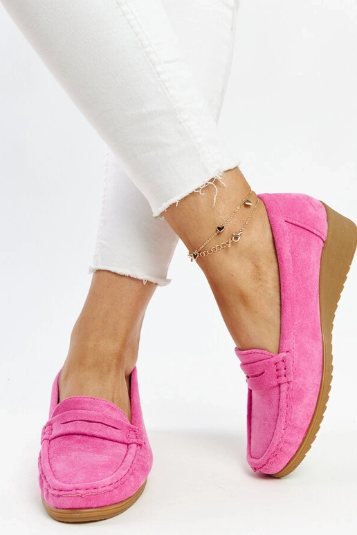 Sakena tumši rozā zamšādas ķīļveida... Sakena tumši rozā zamšādas ķīļveida...