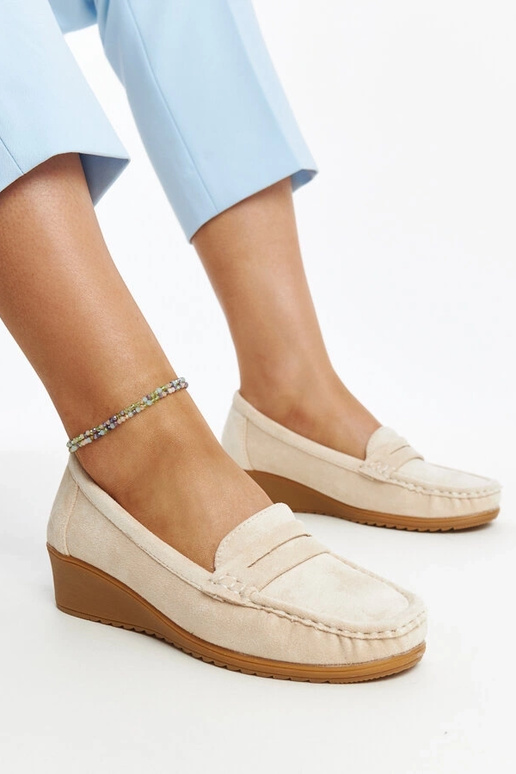 Sakena gaiši bēši zamšādas ķīļveida...