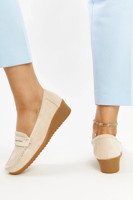 Sakena gaiši bēši zamšādas ķīļveida...