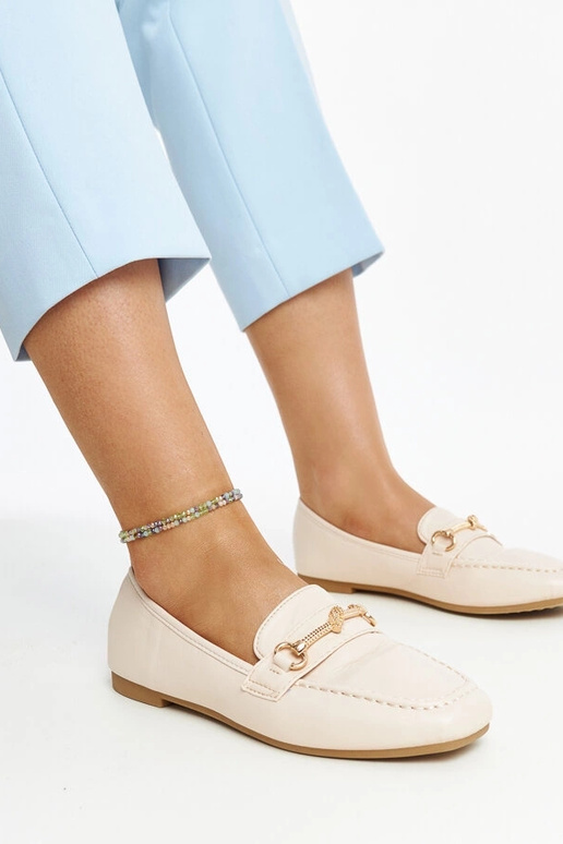 Gaiši smilškrāsas dekoratīvie sloksņi...