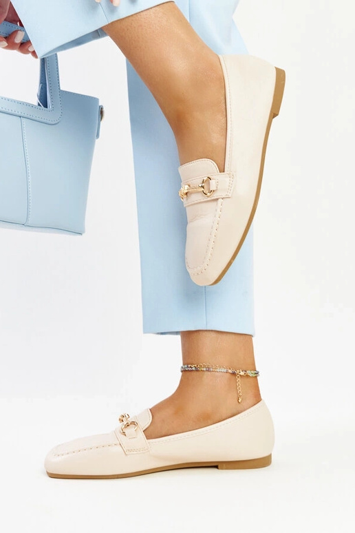 Gaiši smilškrāsas dekoratīvie sloksņi...