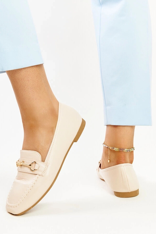 Gaiši smilškrāsas dekoratīvie sloksņi...