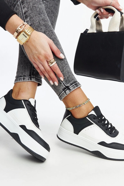 Melnbaltas kedas ar biezāku zoli Rumai