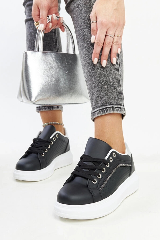 Melnas kedas ar dekoratīviem...