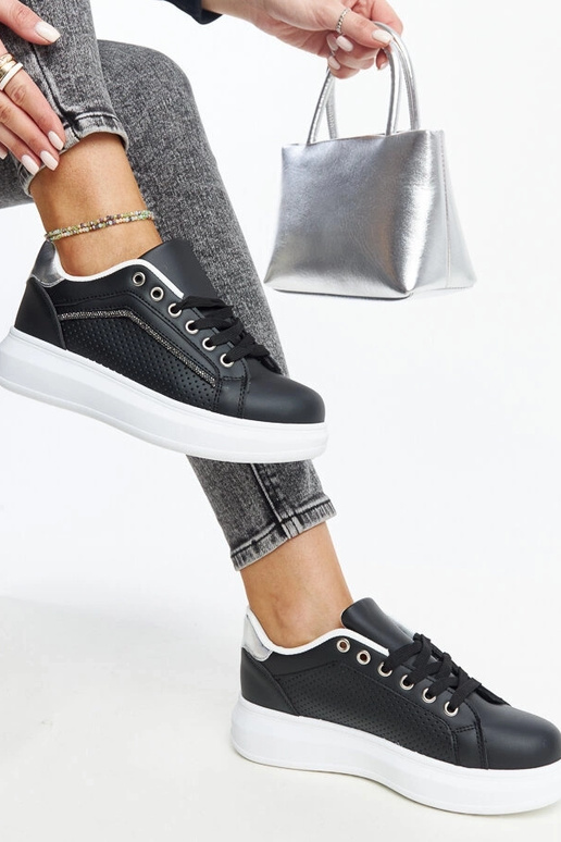 Melnas kedas ar dekoratīviem...