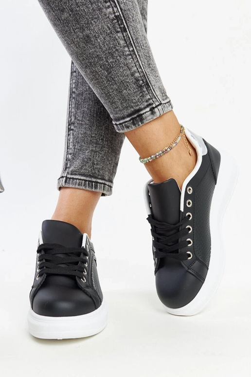 Melnas kedas ar dekoratīviem...