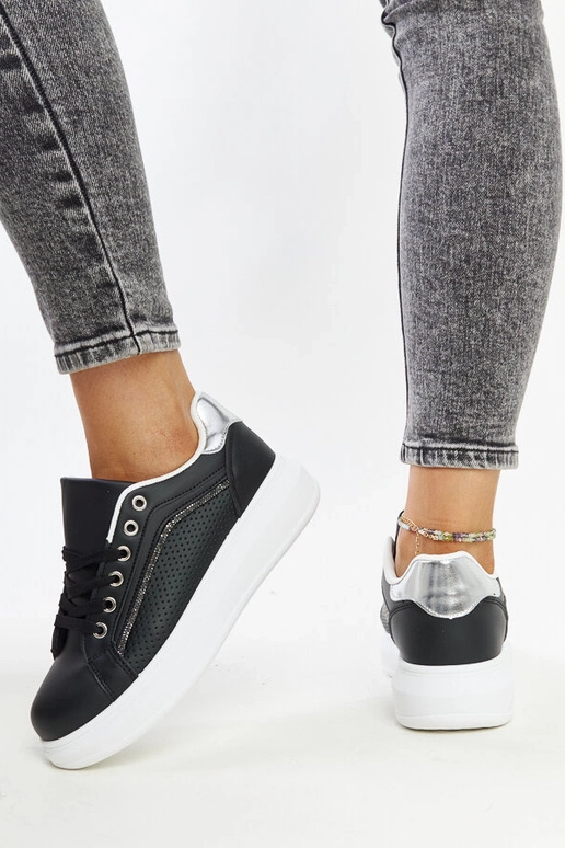 Melnas kedas ar dekoratīviem...