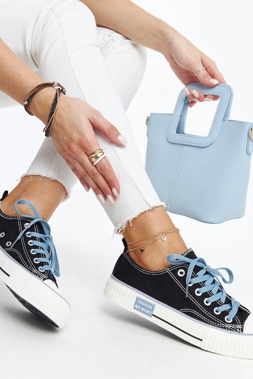 Melnas kedas ar krāsainām šņorēm...