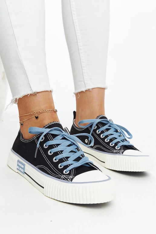 Melnas kedas ar krāsainām šņorēm...