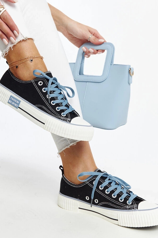 Melnas kedas ar krāsainām šņorēm...