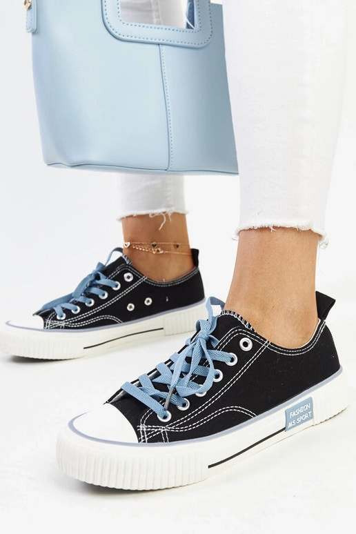 Melnas kedas ar krāsainām šņorēm...