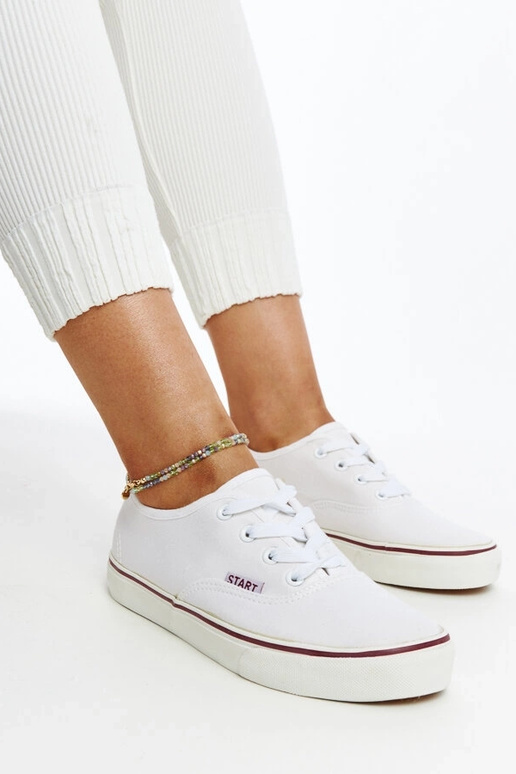 Baltas klasiskas Erla kedas