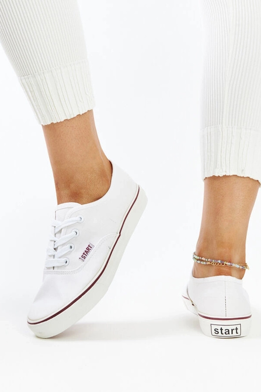 Baltas klasiskas Erla kedas