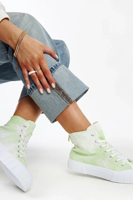 Gaiši zaļas, augstas augšdaļas...