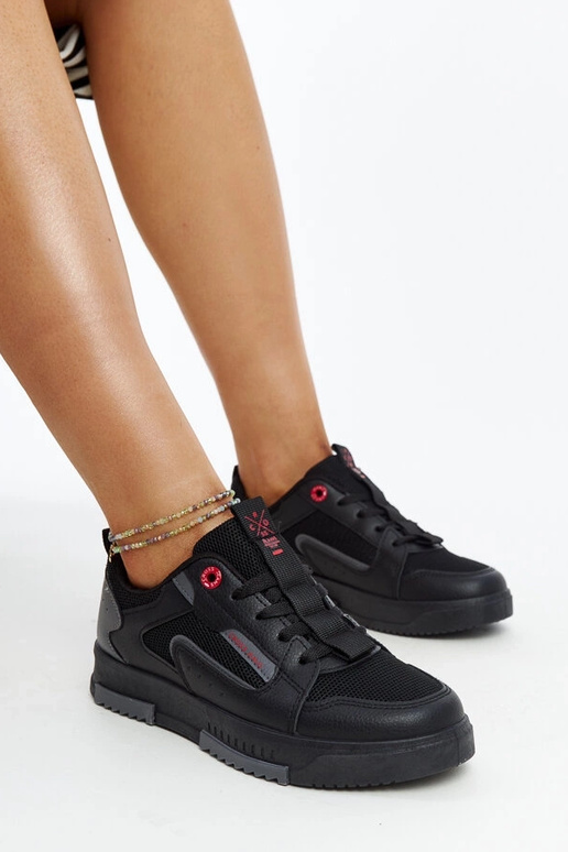 Melnas un pelēkas sieviešu kedas...