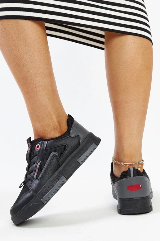 Melnas un pelēkas sieviešu kedas...