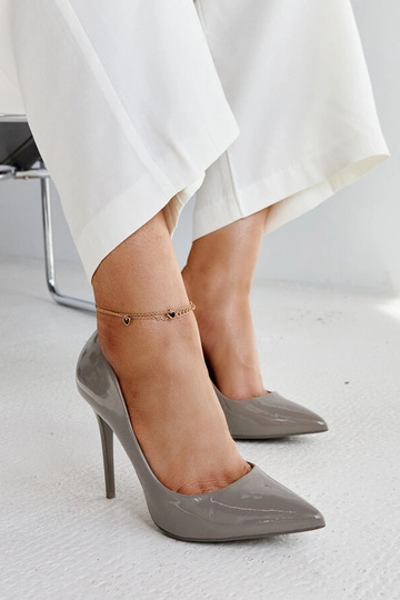 Tumši pelēki lakoti...