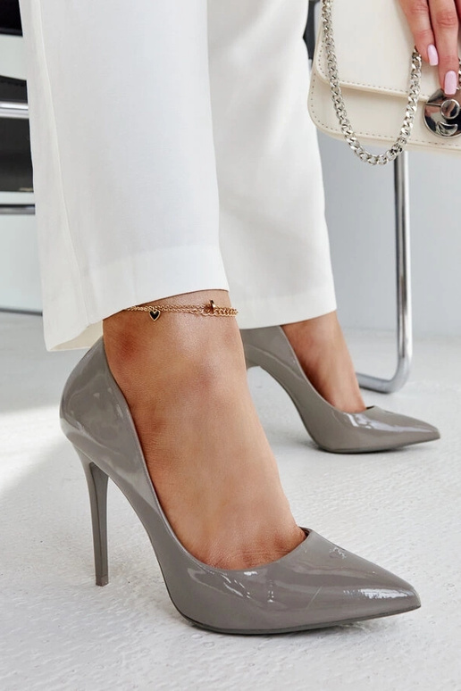 Tumši pelēki lakoti augstpapēžu apavi... Tumši pelēki lakoti augstpapēžu apavi...