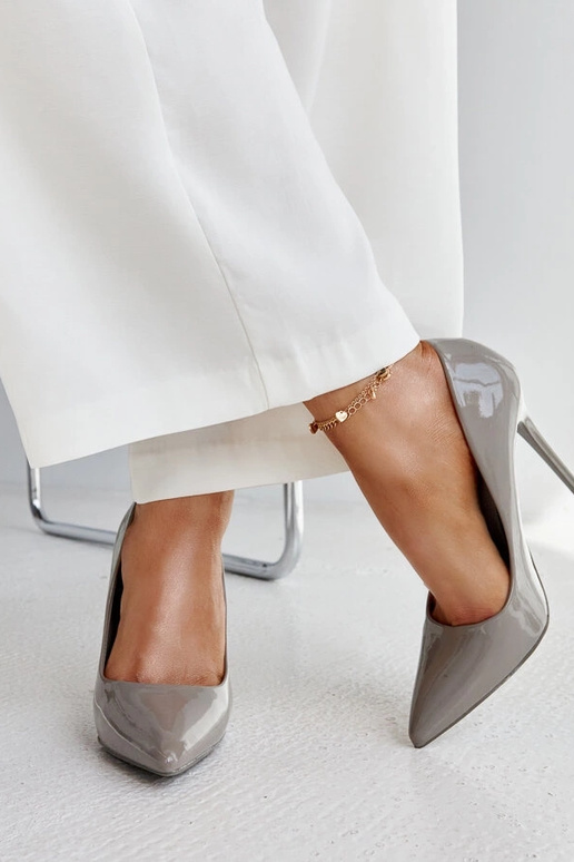 Tumši pelēki lakoti augstpapēžu apavi... Tumši pelēki lakoti augstpapēžu apavi...