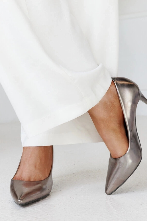 Pelēki metāliskie augstpapēžu apavi... Pelēki metāliskie augstpapēžu apavi...