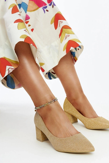 Zeltaini spīdošas papēžu...