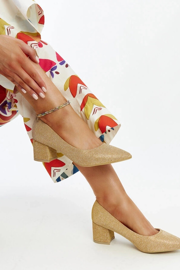 Zeltaini spīdošas papēžu... 2