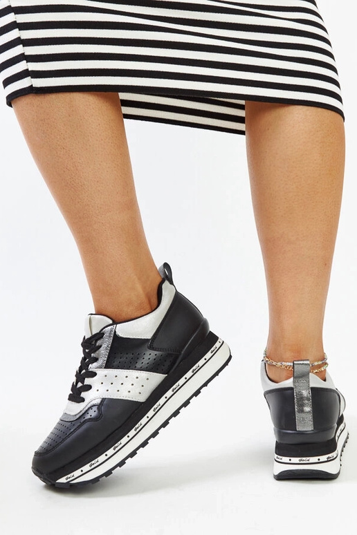 Melnas kedas ar augstu zoli Askalua