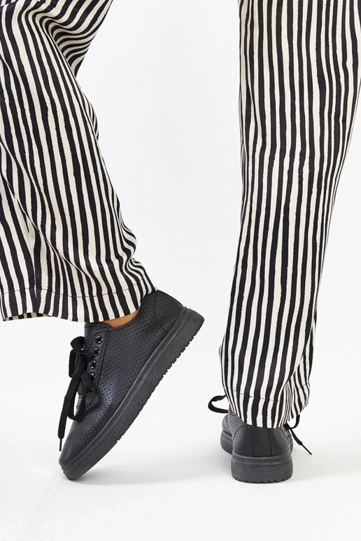 Melnas ažūra krāsas Segana kedas