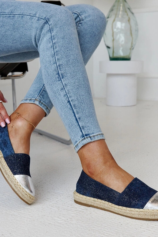 Tumši zilas un sudraba spīdīgas...