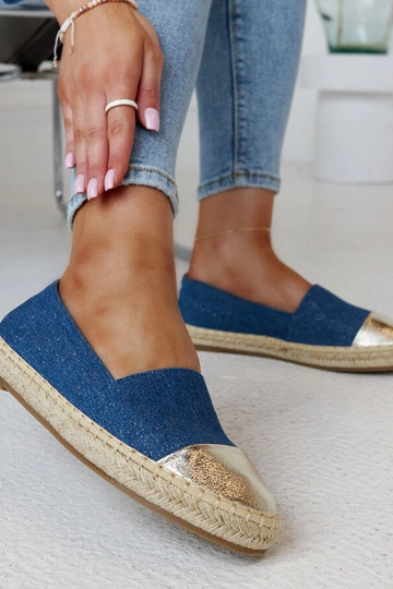 Surānas zilās un zelta mirdzošās espadrilas