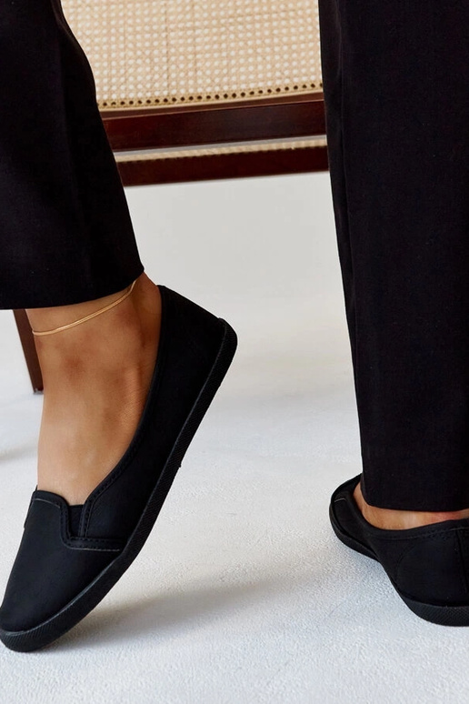 Melni aizsienami sporta apavi no...