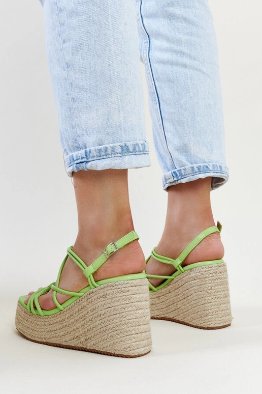 Zaļās Māras ķīļveida sandales