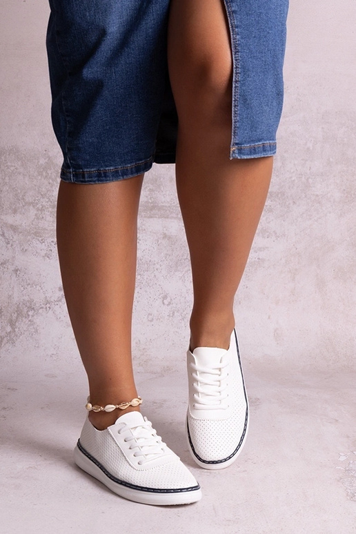 Baltas un tumši zilas ažūras kedas...