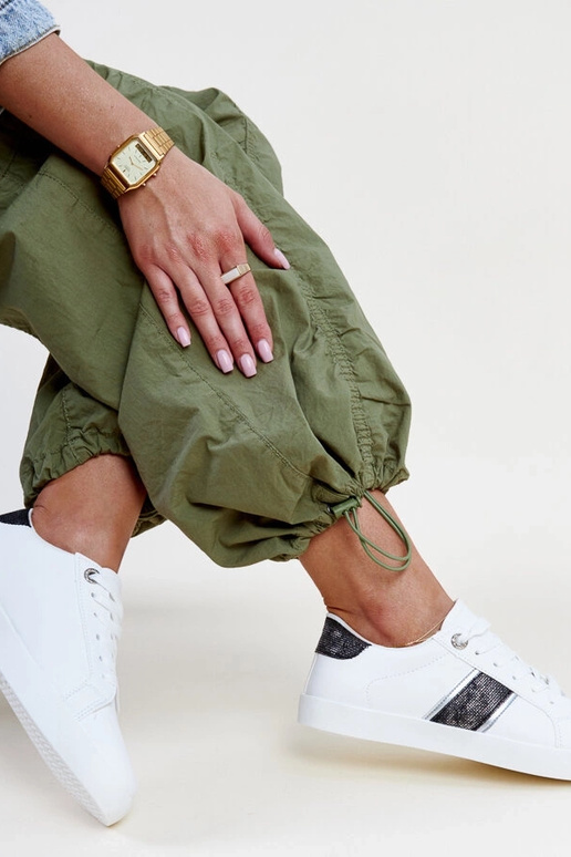 Melnbaltas kedas ar dekoratīvu svītru...