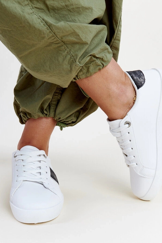 Melnbaltas kedas ar dekoratīvu svītru...