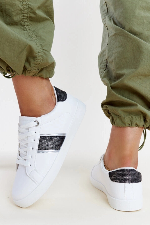 Melnbaltas kedas ar dekoratīvu svītru...