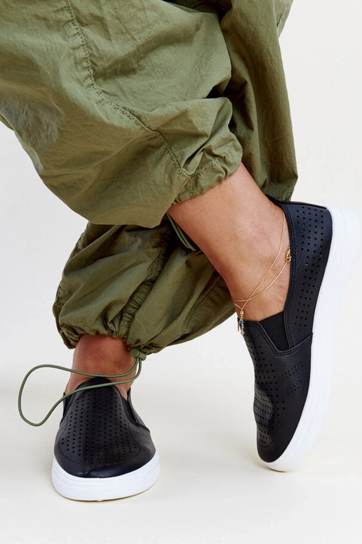 Melnas ažūra uzvelkamas kedas no Dafina