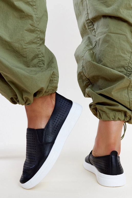 Melnas ažūra uzvelkamas kedas no Dafina