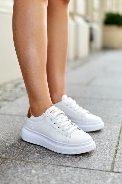 Baltas kedas ar biezu zoli Ivalu