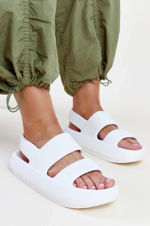 Attiana baltas sandales