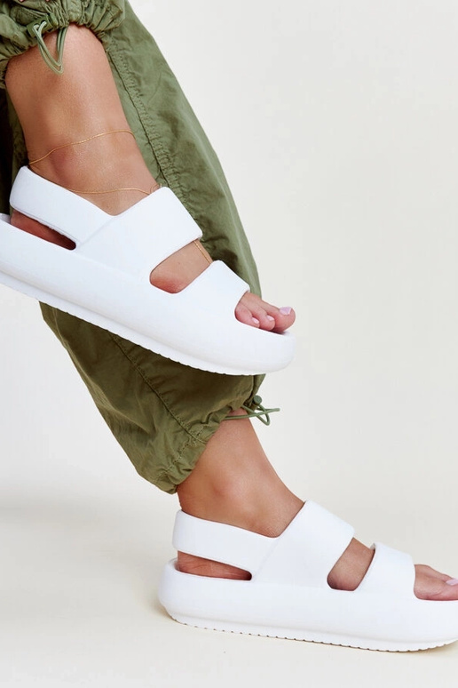 Attiana baltas sandales