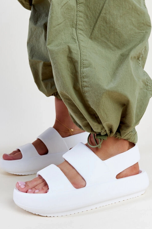 Attiana baltas sandales