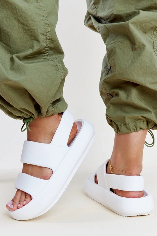 Attiana baltas sandales