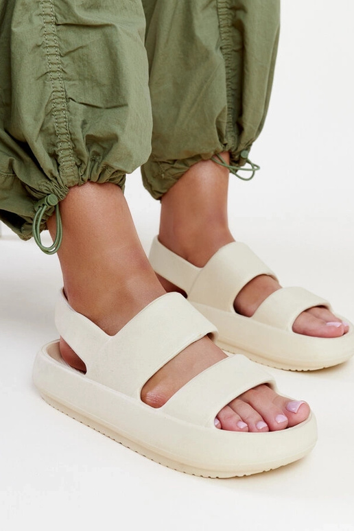 Attiana smilškrāsas sandales